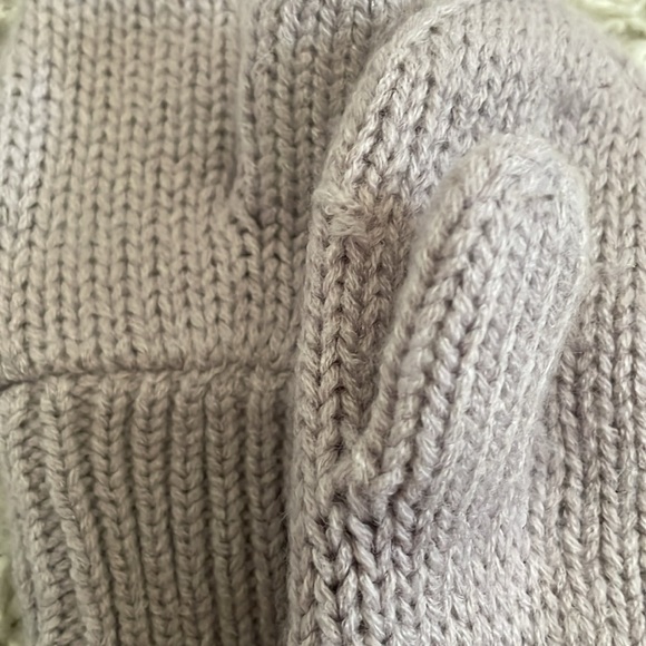 H&M Pompom Beanie & Mitten Set - Picture 4 of 5